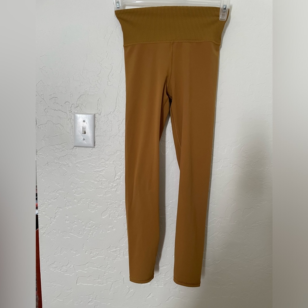 Vuori Rib studio legging in dark golden. Small. EUC.